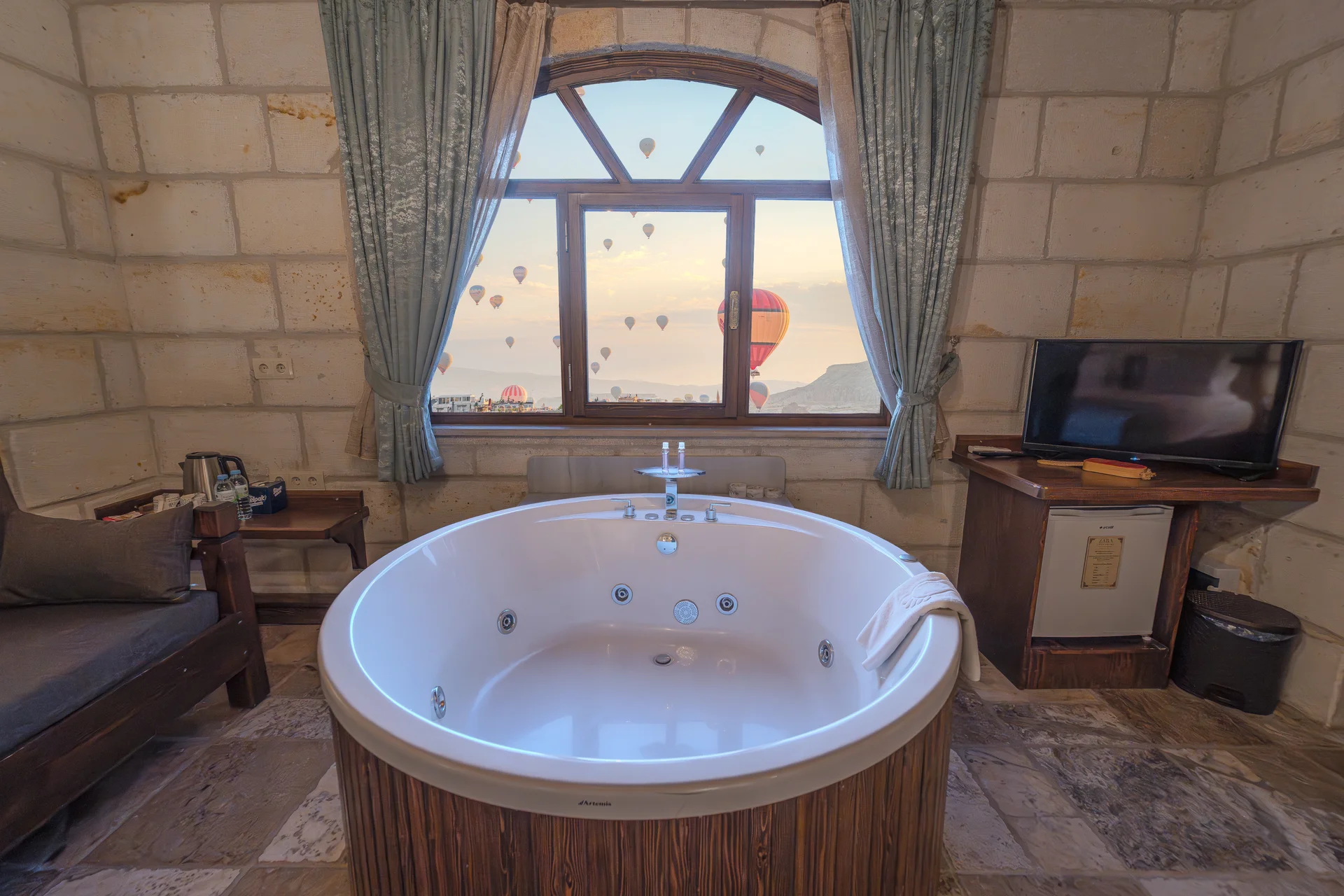 304 - Superior Stone Room with Jacuzzi